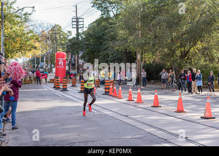 Toronto, Canada. 22 octobre, 2017. Les coureurs de marathon jibril sami en passant le 33km point de retour au 2017 Scotiabank Toronto Waterfront Marathon. Il atteint la 11e place dans la course. crédit : yl images/Alamy live news Banque D'Images