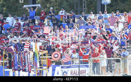 Cary, Caroline du Nord, USA. 22 octobre, 2017. USA fans encourager leur équipe. La République de Corée USA a joué dans un match de football des femmes qui a eu lieu à l'WakeMed Soccer Park dans Cary, N.C. le dimanche 22 octobre 2017. USA a gagné 6-0. Credit : Fabian Radulescu/ZUMA/Alamy Fil Live News Banque D'Images