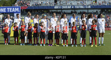 Cary, Caroline du Nord, USA. 22 octobre, 2017. Onze de départ US pendant l'hymne national. La République de Corée USA a joué dans un match de football des femmes qui a eu lieu à l'WakeMed Soccer Park dans Cary, N.C. le dimanche 22 octobre 2017. USA a gagné 6-0. Credit : Fabian Radulescu/ZUMA/Alamy Fil Live News Banque D'Images