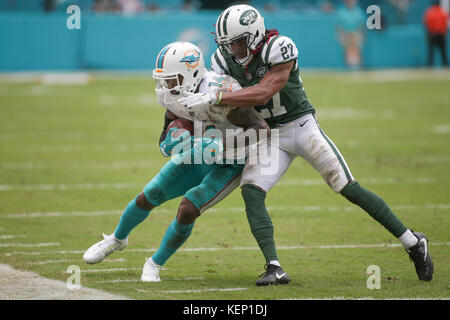 Miami Gardens, Florida, USA. 21 Oct, 2017. Le receveur des Dolphins de Miami Jarvis Landry (14) est poussé hors des limites par New York Jets Darryl évoluait Roberts (27) au quatrième trimestre au Hard Rock Stadium de Miami Gardens, en Floride, le dimanche 22 octobre 2017. Score final : 31 des Dolphins de Miami, New York Jets 28. Credit : Andres Leiva/Le Palm Beach Post/ZUMA/Alamy Fil Live News Banque D'Images