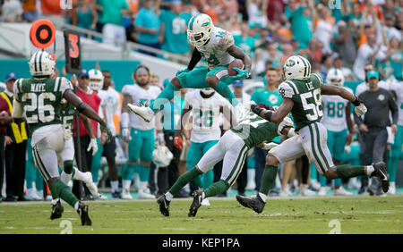 Miami Gardens, Florida, USA. 22 octobre, 2017. Le receveur des Dolphins de Miami Jarvis Landry (14) haies sur New York Jets Darryl évoluait Roberts (27) après un crochet au Hard Rock Stadium de Miami Gardens le 22 octobre 2017. Credit : Allen Eyestone/Le Palm Beach Post/ZUMA/Alamy Fil Live News Banque D'Images