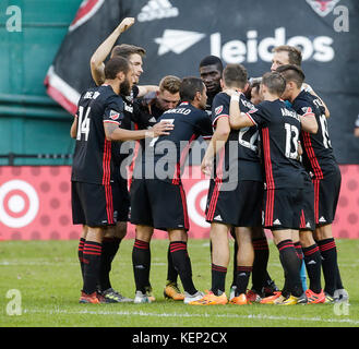 Washington DC, USA. 22 octobre, 2017. Le onze de départ de discuter de l'ouverture de la 2e moitié lors d'un match de soccer MLS entre le D.C. United et les New York Red Bulls lors du dernier match en MLS Stade RFK à Washington DC. Justin Cooper/CSM/Alamy Live News Banque D'Images