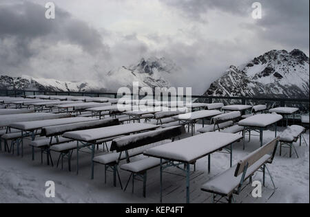 Oberstdorf, Allemagne. 22 octobre 2017. Bancs et tables recouverts de neige fraîche vus sur une terrasse ensoleillée à la station intermédiaire de 1779 mètres de haut de l'ascenseur Fellhorn sur le pic Fellhorn près d'Oberstdorf, Allemagne, 22 octobre 2017. Crédit : Karl-Josef Hildenbrand/dpa/Alamy Live News Banque D'Images