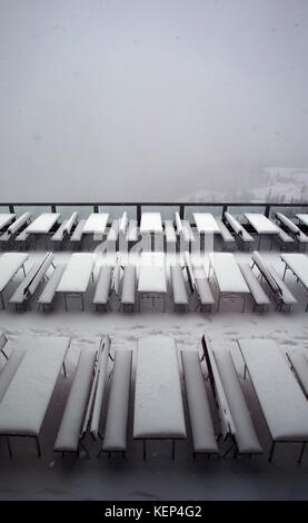 Oberstdorf, Allemagne. 22 octobre 2017. Bancs et tables recouverts de neige fraîche vus sur une terrasse ensoleillée à la station intermédiaire de 1779 mètres de haut de l'ascenseur Fellhorn sur le pic Fellhorn près d'Oberstdorf, Allemagne, 22 octobre 2017. Crédit : Karl-Josef Hildenbrand/dpa/Alamy Live News Banque D'Images