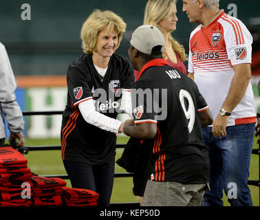 Washington, DC, USA. 22 octobre, 2017. 20171022 - Ancien lieutenant-gouverneur du Maryland, et fille de l'ancien sénateur Robert F. Kennedy, Kathleen Kennedy Townsend place une écharpe commémorative sur l'ex D.C. United dvd Freddy Adu, peu après le dernier match à D.C. United RFK Stadium de Washington. Credit : Chuck Myers/ZUMA/Alamy Fil Live News Banque D'Images