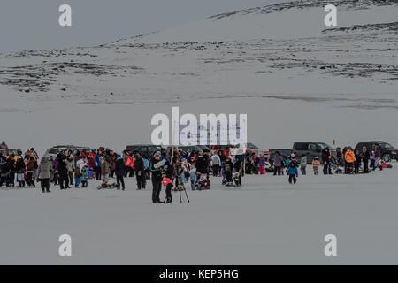 Inukjuak, au Nunavik, Québec, Canada. 31 mar, 2017. Tout le village d'Inukjuak est à venir pour l'arrivée des chiens de traîneaux.Depuis 2001, a été ivakkak un événement qui honore les chiens husky, tous les deux ans, la course se passe par plusieurs villages du Nunavik.husky chiens ont une longue tradition de vie en étroite collaboration avec l'humain. dans le siècle dernier, ils ont aidé comme indispensables gardiens contre les prédateurs, et en l'absence de gps, ils peuvent très facilement trouver leur chemin dans la toundra. crédit : Yves choquette/sopa/zuma/Alamy fil live news Banque D'Images