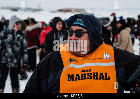 Inukjuak, Nunavik, Québec, Canada. 31 mars 2017. Jaani de l'équipe de sécurité surveillant l'arrivée des chiens traîneaux à Inukjuak. Depuis 2001, Ivakkak est un événement qui honore les chiens Husky, tous les deux ans, la course traverse plusieurs villages du Nunavik. Les chiens Husky ont une longue tradition de vivre en étroite collaboration avec l'homme. Au siècle dernier, ils aidaient en tant que gardiens indispensables contre les prédateurs, et en l'absence de GPS, ils pouvaient très facilement trouver leur chemin dans la toundra. Crédit : Yves Choquette/SOPA/ZUMA Wire/Alamy Live News Banque D'Images