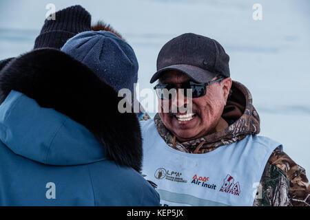 Inukjuak, Nunavik, Québec, Canada. 31 mars 2017. L'autre vainqueur d'aujourd'hui à Inukjuak, Peter ''Boy'' Ittukallak de l'équipe Puvirnituq. Depuis 2001, Ivakkak est un événement qui honore les chiens Husky, tous les deux ans, la course traverse plusieurs villages du Nunavik. Les chiens Husky ont une longue tradition de vivre en étroite collaboration avec l'homme. Au siècle dernier, ils aidaient en tant que gardiens indispensables contre les prédateurs, et en l'absence de GPS, ils pouvaient très facilement trouver leur chemin dans la toundra. Crédit : Yves Choquette/SOPA/ZUMA Wire/Alamy Live News Banque D'Images