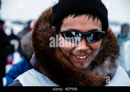 Inukjuak, Nunavik, Québec, Canada. 31 mars 2017. Un des membres de l'équipe gagnante d'aujourd'hui, de Puvirnituq, Putugu Iqirquq. Depuis 2001, Ivakkak est un événement qui honore les chiens Husky, tous les deux ans, la course traverse plusieurs villages du Nunavik. Les chiens Husky ont une longue tradition de vivre en étroite collaboration avec l'homme. Au siècle dernier, ils aidaient en tant que gardiens indispensables contre les prédateurs, et en l'absence de GPS, ils pouvaient très facilement trouver leur chemin dans la toundra. Crédit : Yves Choquette/SOPA/ZUMA Wire/Alamy Live News Banque D'Images