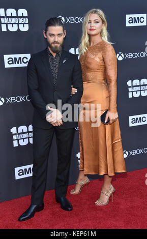 Hollywood, Californie, États-Unis. 22 octobre 2017. Tom Payne et Jennifer Akerman arrivent pour la première de 'The Walking Dead' saison 8 d'AMC au théâtre grec. Crédit : Lisa O'Connor/ZUMA Wire/Alamy Live News Banque D'Images