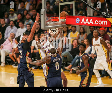 Los Angeles, CA, USA. 22 octobre, 2017. Los Angeles Lakers l'avant Brandon Ingram (14) conduite dur sur Anthony Davis et DeMarcus cousins dans le New Orleans Pelicans vs Los Angeles Lakers au Staples Center le 22 octobre 2017. (Photo par Jevone Moore/Cal Sport Media Network Television (veuillez contacter votre représentant des ventes pour l'utilisation de la télévision. Credit : csm/Alamy Live News Banque D'Images