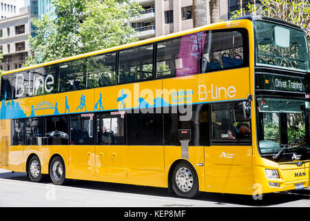 Sydney, Australie. 23 octobre, 2017. Le gouvernement de l'État est en train de construire l'infrastructure d'un nouveau service de bus ligne B le long des plages du nord de Sydney, en prenant les passagers de Wynyard à Newport. B Services en ligne commencera fin 2017, ici le nouveau double decker bus subir les examens de conduite et de la formation. Crédit : martin berry/Alamy Live News Banque D'Images