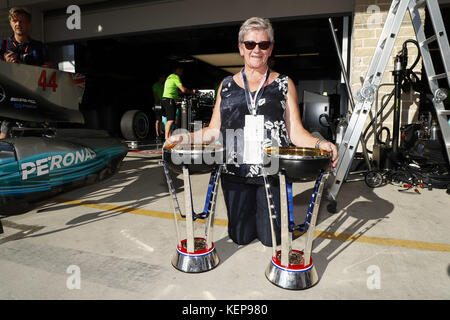 Austin, États-Unis d'Amérique. 22 octobre 2017. Sports mécaniques : FIA Formula One World Championship 2017, Grand Prix des États-Unis, Mercedes AMG Petronas F1 Team célèbre la victoire du Constructors Championship 2017, Lewis Hamiltons mère Carmen 22.10.2017. | utilisation dans le monde entier crédit : dpa/Alamy Live News Banque D'Images