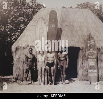 Sam Kahanamoku, Doris Duke, James Cromwell, Poussin et Daniels, Waikiki, photographie anonyme, 1935 37 Banque D'Images