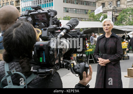 69 ans (maintenant 70 ans) CoverGirl Model Maye Musk filmant un segment sur la saine alimentation au marché vert Union Square à Lower Manhattan, New York Banque D'Images