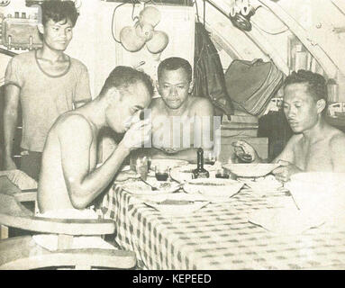 Les marins indonésiens de manger sur sous-marin, Jalesveva Jayamahe, p185 Banque D'Images