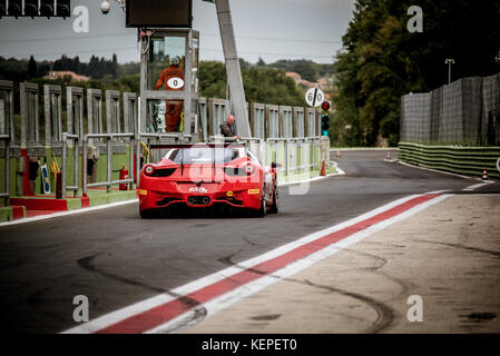 Racing Motorsport Ferrari rouge en attente dans la voie des stands pour entrer sur le circuit la voie vue arrière Banque D'Images