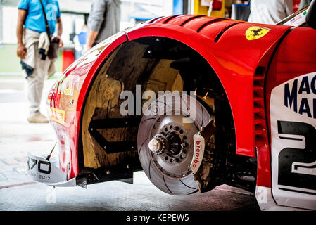 Vallelunga, en Italie le 24 septembre 2017. Voiture de course Ferrari rouge bloc de freinage détail extreme close up nom de marque sur la voiture et de l'acier Banque D'Images