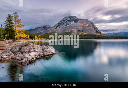 Le lac Minnewanka situé dans le parc national de Banff, en Alberta. Banque D'Images