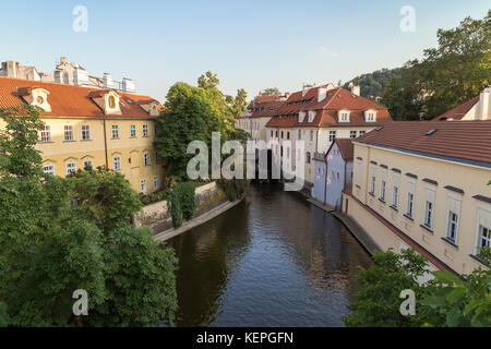 Les vieux bâtiments et canal de l'eau sur l'île Kampa, à Prague, République tchèque sur une journée ensoleillée en été, vu légèrement de ci-dessus. Banque D'Images