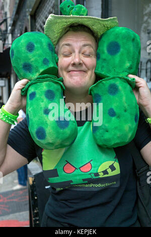 Un portrait d'Elizabeth Pasieczny de Pickleman Productions à la célébration de la journée annuelle de Pickle sur Orchard Street dans le Lower East Side de Manhattan. Banque D'Images