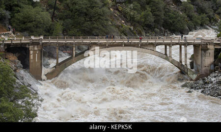 En vertu de l'inondation l'ancienne route 49 pont au sud de la rivière Yuba à Nevada City, Californie Banque D'Images