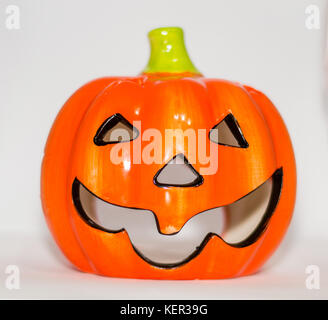 L'argile Halloween citrouille à l'orange et vert avec look sculpté pour les yeux le nez et la bouche Banque D'Images