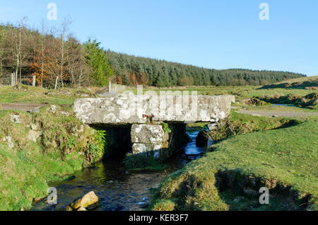 Clapper antique pont sur un ruisseau sur Bodmin Moor en Cornouailles, Angleterre, Grande-Bretagne, Royaume-Uni. Banque D'Images