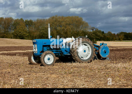 Tracteur Fordson Dexter labourer le champ de chaumes UK Banque D'Images