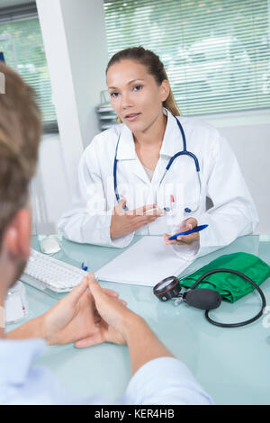 Attractive young woman looking at a patients histoire Banque D'Images