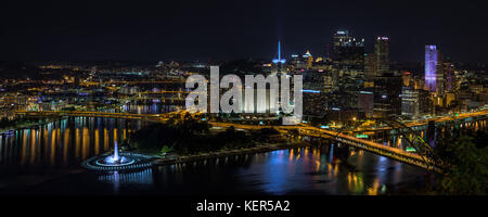 La Pittsburgh skyline prises la nuit du haut de la duquesne incline dans le mont Washington district de la ville Banque D'Images