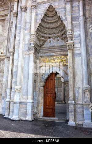 Entrée de la mosquée Nuruosmaniye, une ancienne mosquée ottomane, dans le quartier de Çemberlitaş le district de Fatih à Istanbul, Turquie. Banque D'Images