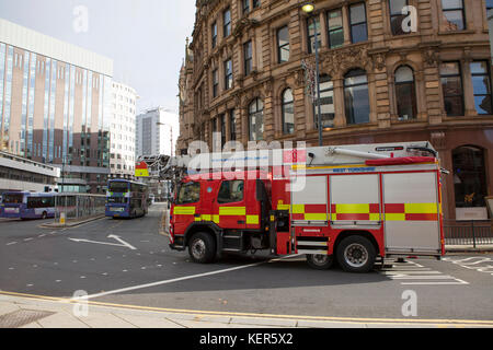 Yorkshire de l'incendie et de secours d'incendie de moteur sur Infirmary Street dans la ville de Leeds West Yorkshire, Angleterre Banque D'Images