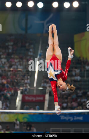 Shawn Johnson (USA) qui se font concurrence sur les barres dans la qualification des femmes au Jeux olympiques d'été 2008, Pékin, Chine Banque D'Images