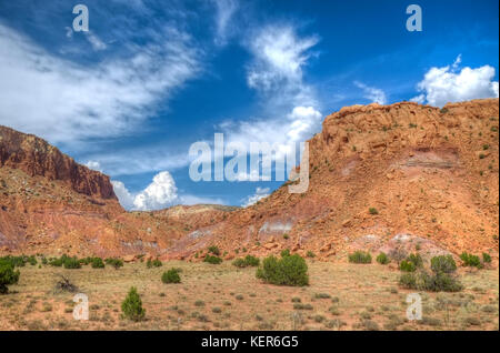 Une grande falaise et vallée dans la région d'Abiquiu près de Ghost Ranch. Non loin de Santa Fe, Nouveau-Mexique. Comme vu dans les paitings O'keeffe de Géorgie. Banque D'Images