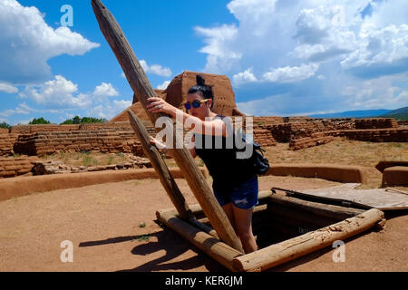 Une fille émergeant d'une échelle d'un Kiva souterrain au parc national historique de Pecos, près de Santa Fe. Les kivas ont été utilisés à des fins de cérémonie. Banque D'Images