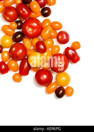 Assortiment de couleurs lumineuses heirloom tomatoes isolated on white Banque D'Images