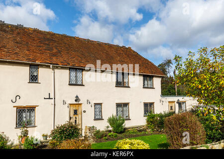 Charmant cottage avec fenêtres et de lumière au plomb porte avant dans Shalford, un village près de Guildford, Surrey, Angleterre du Sud-Est Banque D'Images