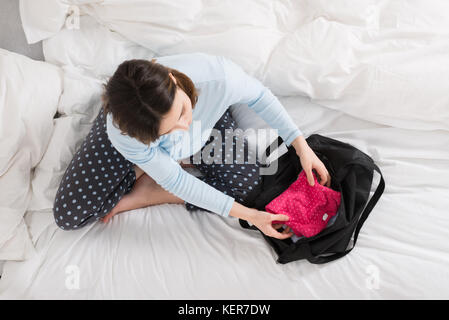 Young pregnant woman vêtements de bébé dans le sac d'emballage Banque D'Images