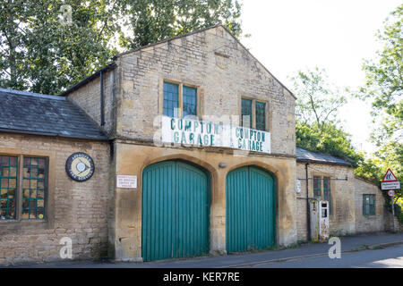 Garage à l'ancienne façade, Main Street, Long Compton, Warwickshire, Angleterre, Royaume-Uni Banque D'Images