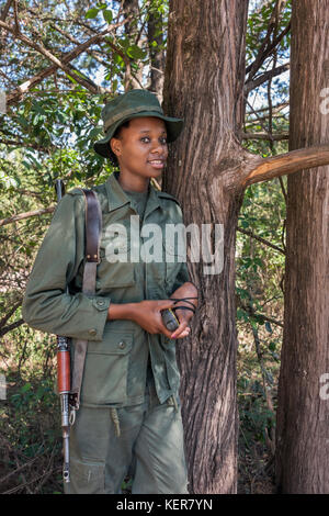 Femme park ranger avec carabine, Parc National d'Arusha, Tanzanie Banque D'Images