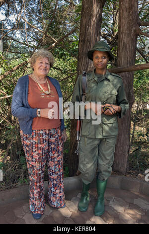 Femme avec un ranger, les visiteurs du parc Parc national d'Arusha, Tanzanie Banque D'Images