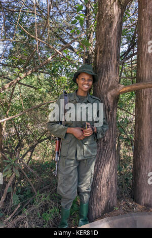 Femme ranger 'Happy Julius' à la station du garde forestier, Parc National d'Arusha, Tanzanie Banque D'Images