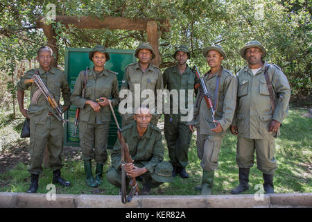 Park Rangers à Parc National d'Arusha, Tanzanie Banque D'Images