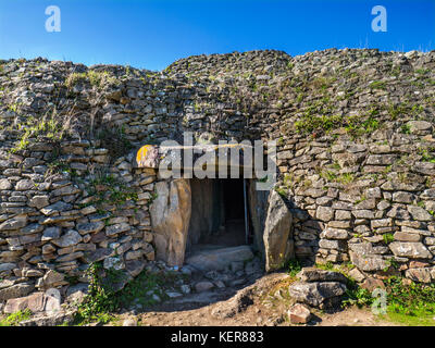 CAIRN DE GAVRINIS EXTÉRIEUR, cairn préhistorique, grotte, dolmen, tombe en pierre sèche, avec célèbres sculptures symboliques et mystérieuses de l'âge de pierre. Bretagne France Banque D'Images