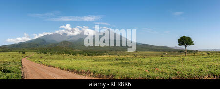 Mont Meru avec panoramique et route village Momela, Aursha, Tanzania Banque D'Images