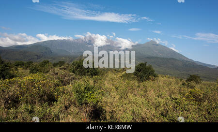 Vue sur le Mont Meru et Little Meru, Parc National d'Arusha, Tanzanie Banque D'Images