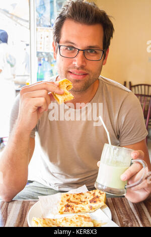 Man eating petit-déjeuner traditionnel marocain dans la région de coffee shop. Banque D'Images