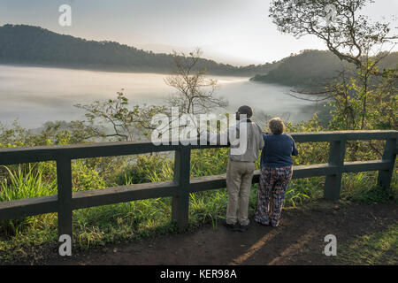 Profiter de la vue, Ngurdoto Crate, Parc National d'Arusha, Tanzanie Banque D'Images