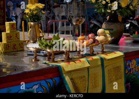 Offre de nourriture de Bouddha dans un temple bouddhiste thaïlandais. Asie du Sud-est Banque D'Images